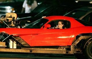 Дьявольски прекрасны Анджелина Джоли и яркокрасный McLaren .