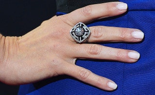 Еще одно кольцо  Louis Vuitton  на Риз Уизерспун.