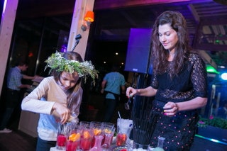 Участница конкурса Евгения Линович смешивает свой коктейль.