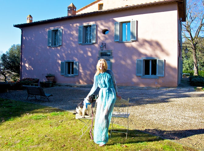 Актриса телеведущая и кулинар Юлия Высоцкая на лужайке перед своим домом в Тоскане