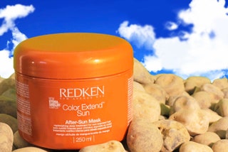 Маска для волос Color Extend Sun от Redken восстанавливает и увлажняет подверженные солнечному воздействию волосы...