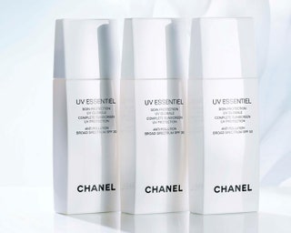 Солнцезащитное средство UV Essentiel от Chanel с тремя факторами защиты — SPF 20 30 и 50.