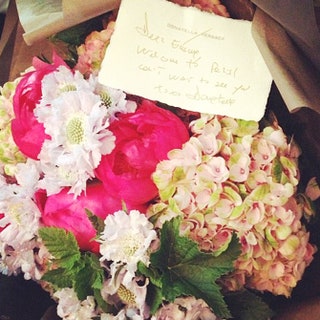 Букет и записка от Донателлы Версаче в Instagram Эммы Робертс.