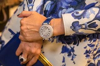 ...кольцо Bulgari и часы Franck Muller.