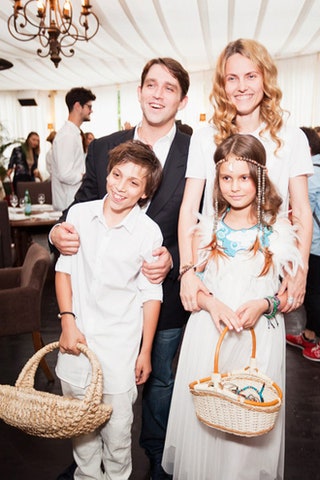 Алексей Киселев с сыном Джорджем и Катя Мухина с дочкой Машей.