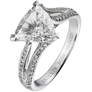 Обручальное кольцо Yes I Do из белого золота с треугольным бриллиантом.