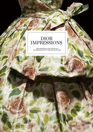 Издательство Rizzoli выпускает по мотивам выставки Dior Impressions  красочный  альбомкаталог — любуйтесь цветом и...