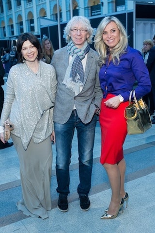 Аркадий Укупник с женой Натальей и Марина Юдашкина.