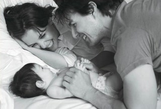 Кэти Холмс и Том Круз с новорожденной дочерью Сури.