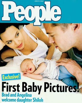 Анджелина Джоли и Брэд Питт с новорожденной дочерью Шайло.