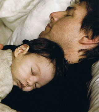 Том Круз с новорожденной дочерью Сури.