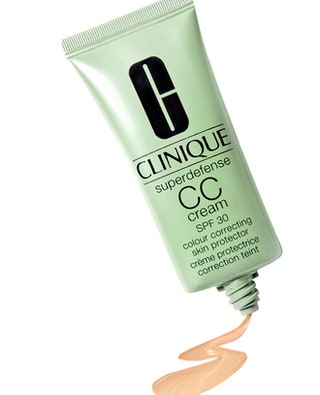 Superdefense CC Cream SPF 30 защищает кожу от вредного воздействия солнечных лучей и увлажняет кожу.