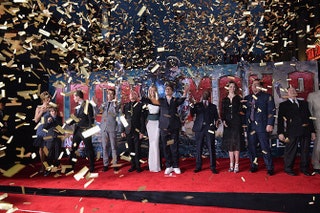 Под занавес команду фильма «Железный человек 3» искупали не только в овациях но и в золотых блестках.