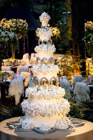 Высота свадебного торта — почти три метра.