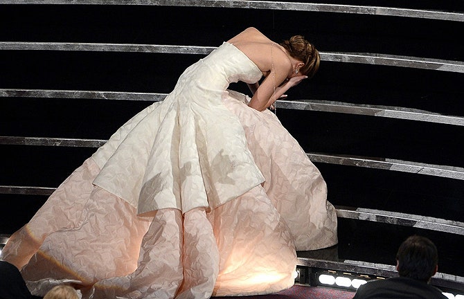 В погоне за наградой Дженнифер Лоуренс оступилась поднимаясь за «Оскаром»