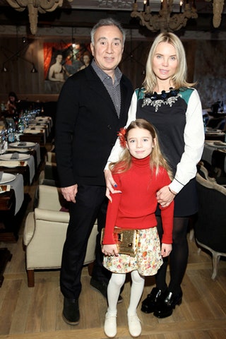 Евгения Ветрогон с дочкой и мужем.