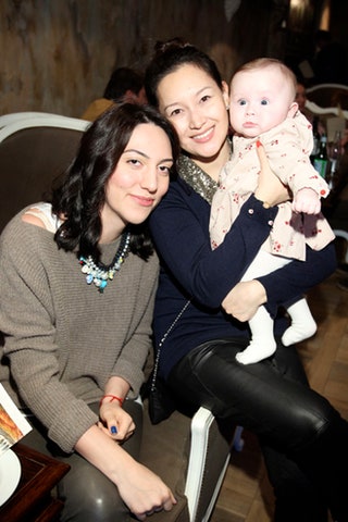 Анна Михалевская и Евгения Цесаренко с дочкой.