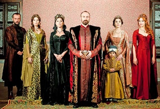 «Великолепный век». Ради каждого наряда костюмеры Явуз и Фатма Гектекин изучают несколько книг об истории Османской империи.
