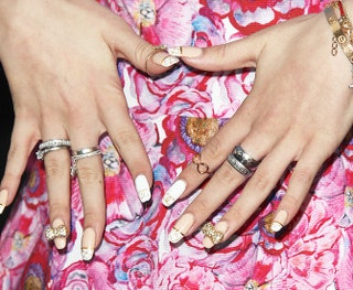 ...а вот ногти предпочитает украшать эмблемами Chanel.