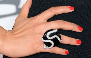 Кольцо Lorraine Schwartz  Алиша Кис на пальце Алиши Кис.