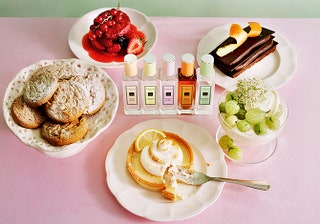 Лимитированная коллекция ароматов SugarSpice от Jo Malone напоминает о приятных моментах наслаждения любимыми десертами.