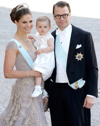 Старшая дочь короля Швеции Карла XVI Густава кронпринцесса Виктория с дочерью и принц Даниэль.