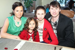 Вероника и Юрий Титовы с дочерьми.