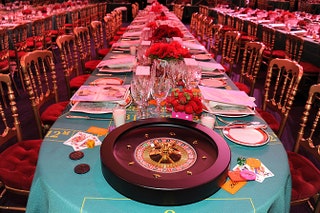 Каждый стол украсила минирулетка — символ 150летнего юбилея  Casino de MonteCarlo.