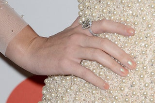 Кольцо  Norman Silverman на пальце Кэти Перри и жемчужная отделка ее платья.