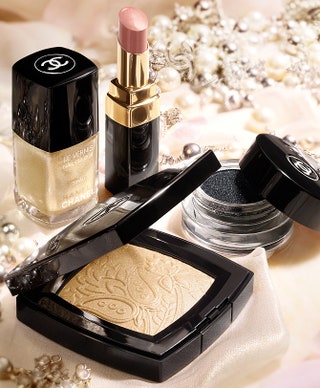 Коллекция макияжа Bombay Express от Chanel в продаже с 14 сентября.