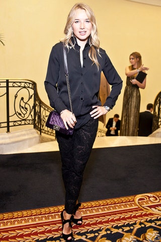Ида Лоло в блузе и туфлях Gucci и в брюках Stella McCartney.
