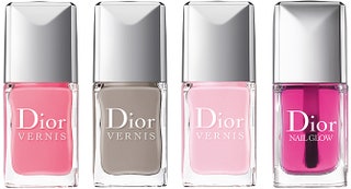 Новые лаки Dior Vernis и блеск для ногтей Nail Glow который в одно касание создает эффект французского маникюра.