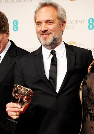 Режиссер Сэм Мендес с наградой за фильм «007 Координаты «Скайфолл»  .