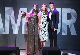 Альбина Джанабаева и Сергей Лазарев вручают награду Нюше.