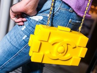 ... и ее сумочка Chanel Lego.