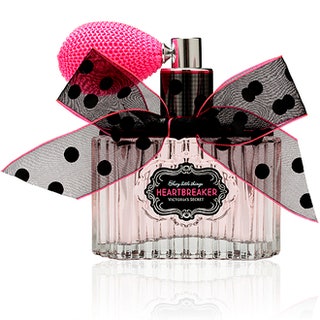 Парфюмерную воду Heartbreaker авторы нарядили как «ангелов» Victoria's Secret — в чернорозовые кружева.