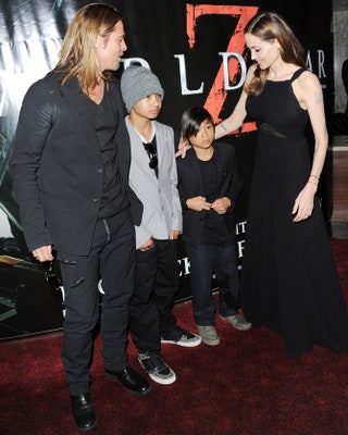 Брэд Питт и Анджелина Джоли с сыновьями Мэддоксом и Паксом.