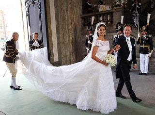 Свадебное платье принцессы Мадлен сшито из органзы и декорировано шелковой аппликацией и кружевом Шантильи.