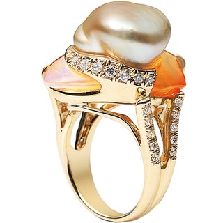 Золотое кольцо с барочной жемчужиной опалом и бриллиантами Mikimoto.