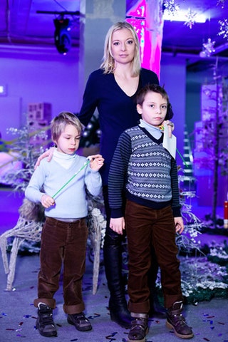 Виктория Давыдова с сыновьями.