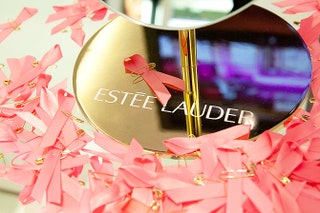 Розовая ленточка — символ борьбы с раком груди придуманный двадцать лет назад Эвелин Лаудер.