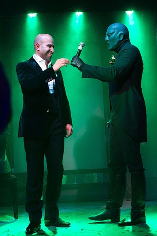 Ованес Погосян и Фантомас на сцене.
