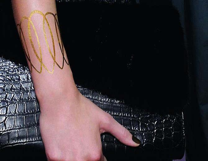 Переводные татуировки от Christian Dior