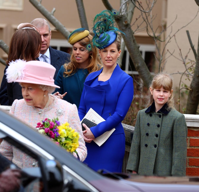 Королева Елизавета II принцесса Беатрис и герцогиня Софи с дочкой