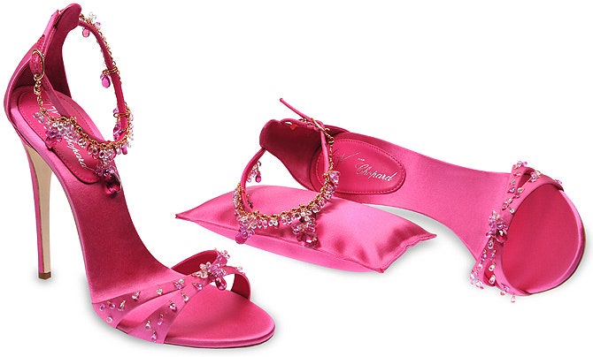 Джузеппе Занотти — автор самой дорогой модели обуви в мире. В 2011 году дизайнер создал босоножки из атласа розового...