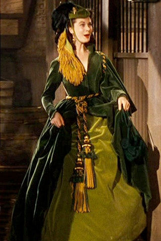 Вивьен Ли в образе Скарлетт. По сюжету «Унесенных ветром»  платье было сшито из старой портьеры.