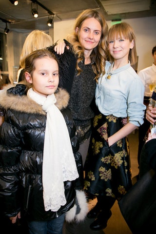 Екатерина Мухина с дочерью Машей и Вика Газинская.