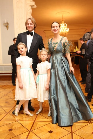 Чарльз и Ольга Томпсон в Yanina с детьми.