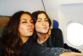 Яна Валенсия и Лаура Джугелия в самолете.