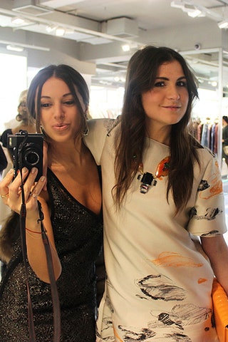 Яна Валенсия и Лаура Джугелия в бутике Fendi.